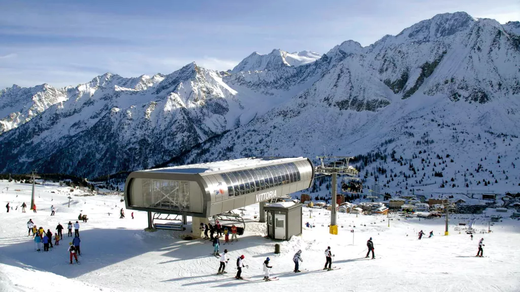 DETACHABLE 6-SEATER CHAIRLIFT IN PASSO TONALE, ITALY DETACHABLE 6-SEATER CHAIRLIFT IN PASSO TONALE, ITALY
